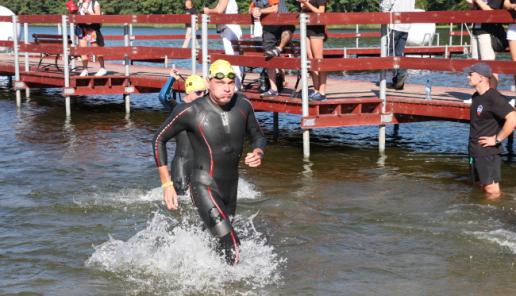 Pracownicy na starcie triathlonu w Starogardzie Gd.